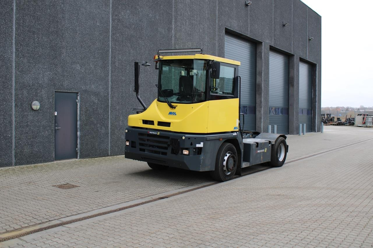 MOL RM255 4X4 - Трактор на терминалот: слика 2 MOL RM255 4X4 - Трактор на терминалот: слика 2