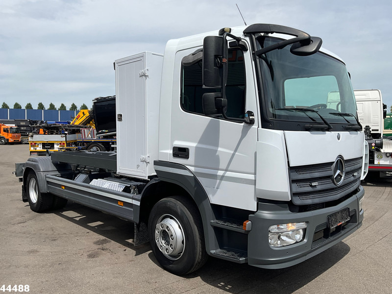 Mercedes-Benz Atego 1218 Euro 6 Manual 7 Ton haakarmsysteem - Камион со кука за подигање: слика 3 Mercedes-Benz Atego 1218 Euro 6 Manual 7 Ton haakarmsysteem - Камион со кука за подигање: слика 3