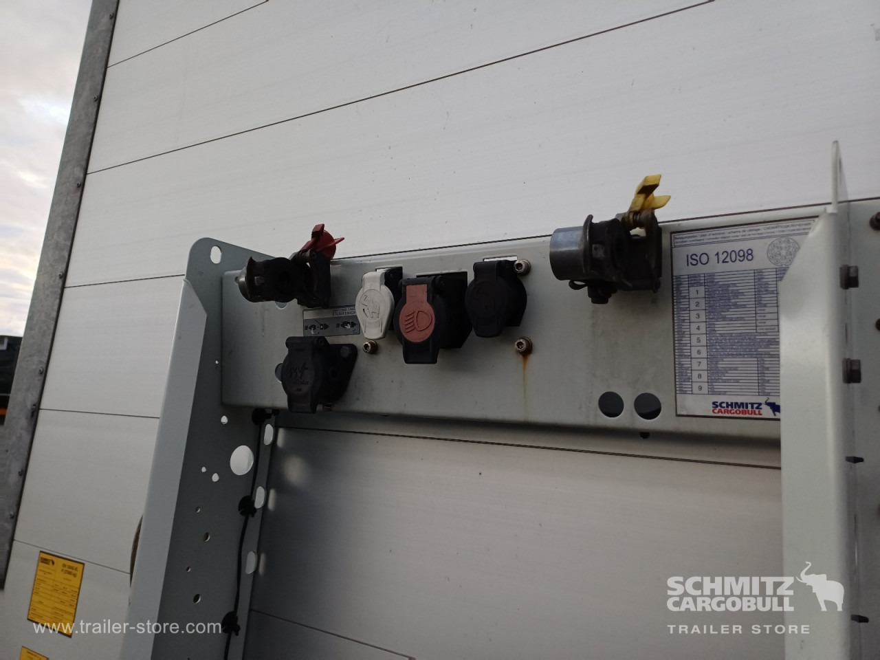 SCHMITZ Auflieger Curtainsider Mega - Полуприколка со церада: слика 2 SCHMITZ Auflieger Curtainsider Mega - Полуприколка со церада: слика 2