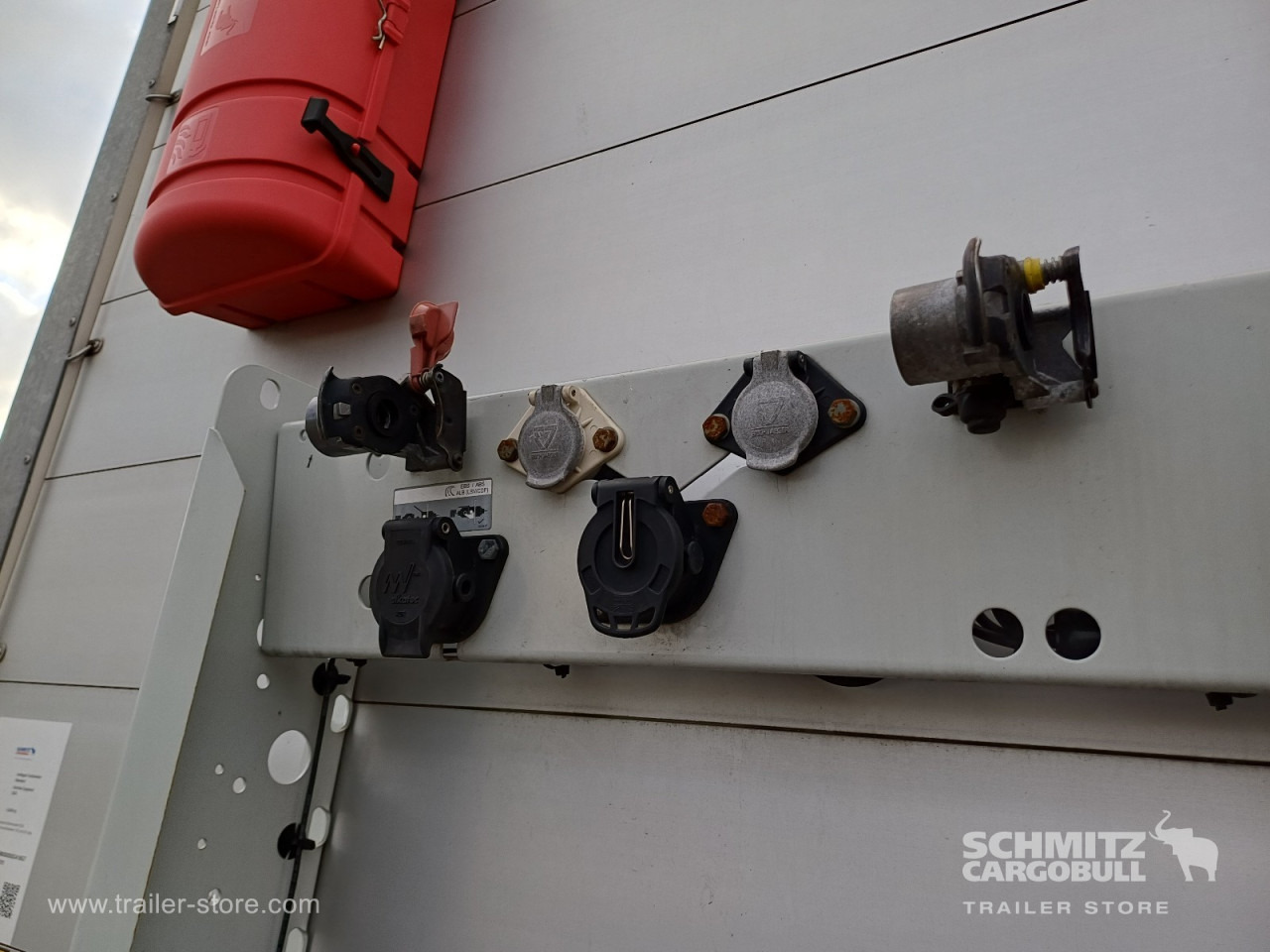 SCHMITZ Auflieger Curtainsider Standard - Полуприколка со церада: слика 2 SCHMITZ Auflieger Curtainsider Standard - Полуприколка со церада: слика 2