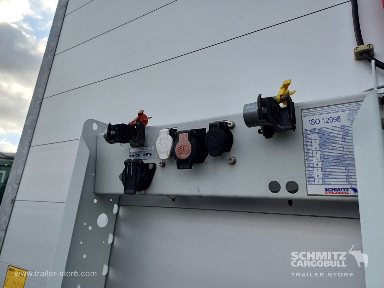 SCHMITZ Auflieger Curtainsider Standard - Полуприколка со церада: слика 2 SCHMITZ Auflieger Curtainsider Standard - Полуприколка со церада: слика 2