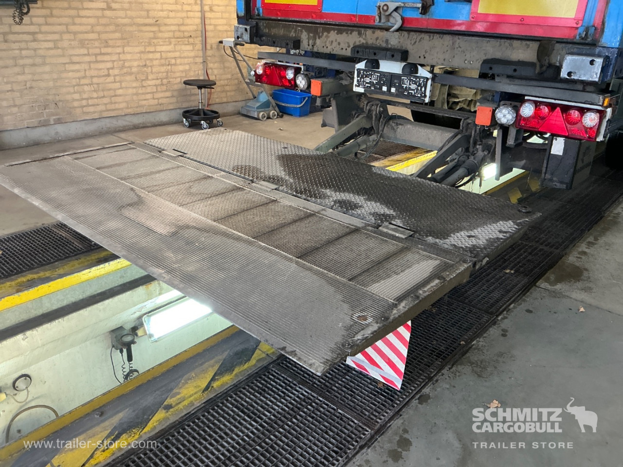 SCHMITZ Dryfreight Standard Taillift - Полуприколка сандучар: слика 3 SCHMITZ Dryfreight Standard Taillift - Полуприколка сандучар: слика 3