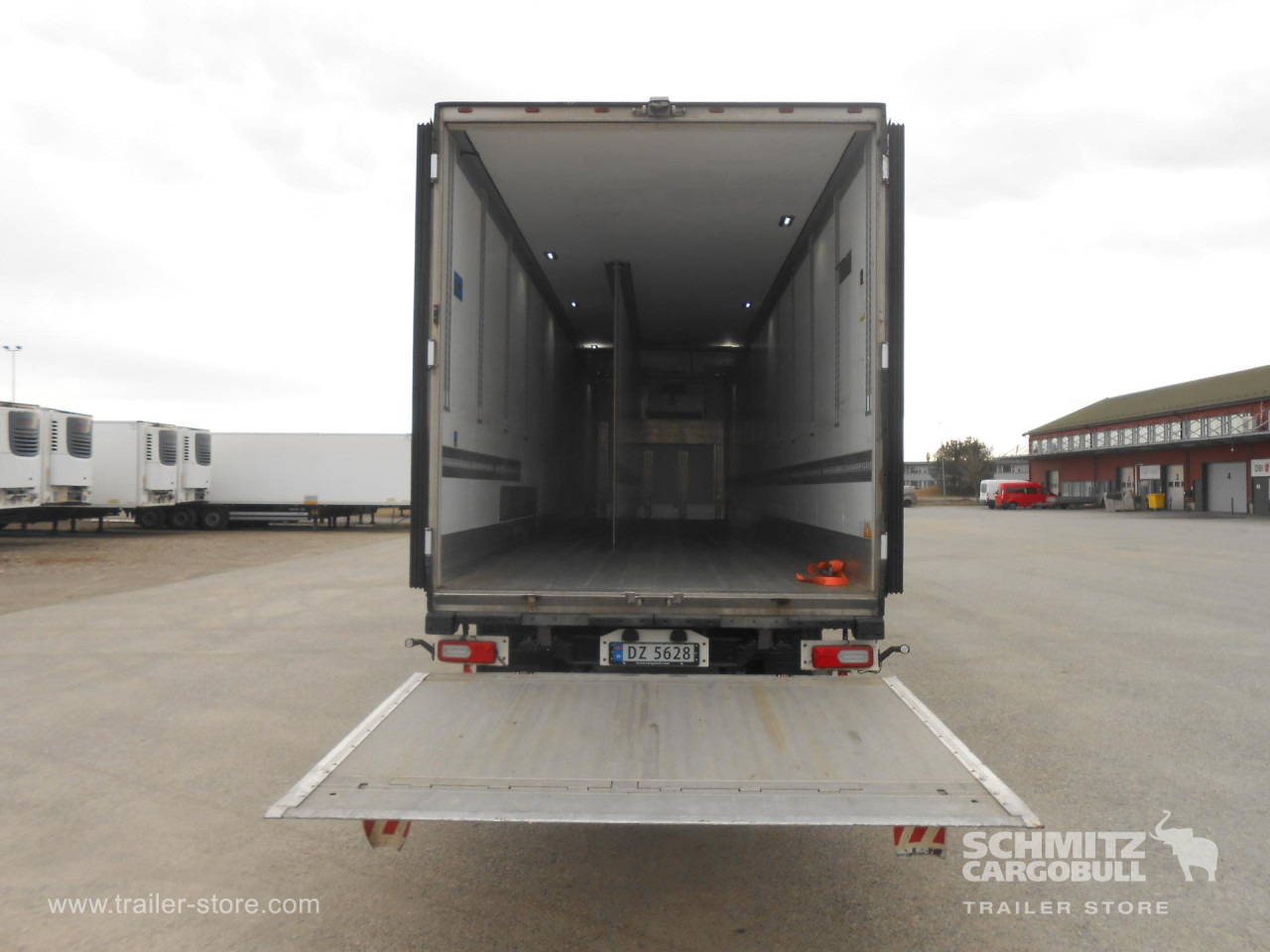 SCHMITZ Reefer Standard Double deck Taillift - Изотермална полуприколка: слика 3 SCHMITZ Reefer Standard Double deck Taillift - Изотермална полуприколка: слика 3