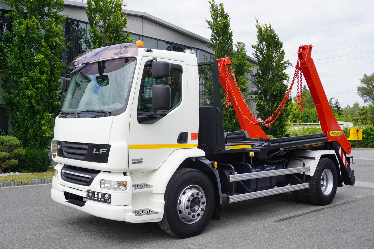DAF LF 55.220 Skip loader GUIMA PALFINGER M14T - Камион за подигање контејнери: слика 1 DAF LF 55.220 Skip loader GUIMA PALFINGER M14T - Камион за подигање контејнери: слика 1