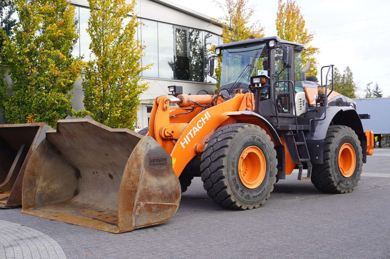 HITACHI ZW220 articulated loader / 2 buckets - Натоварувач на тркала: слика 2 HITACHI ZW220 articulated loader / 2 buckets - Натоварувач на тркала: слика 2