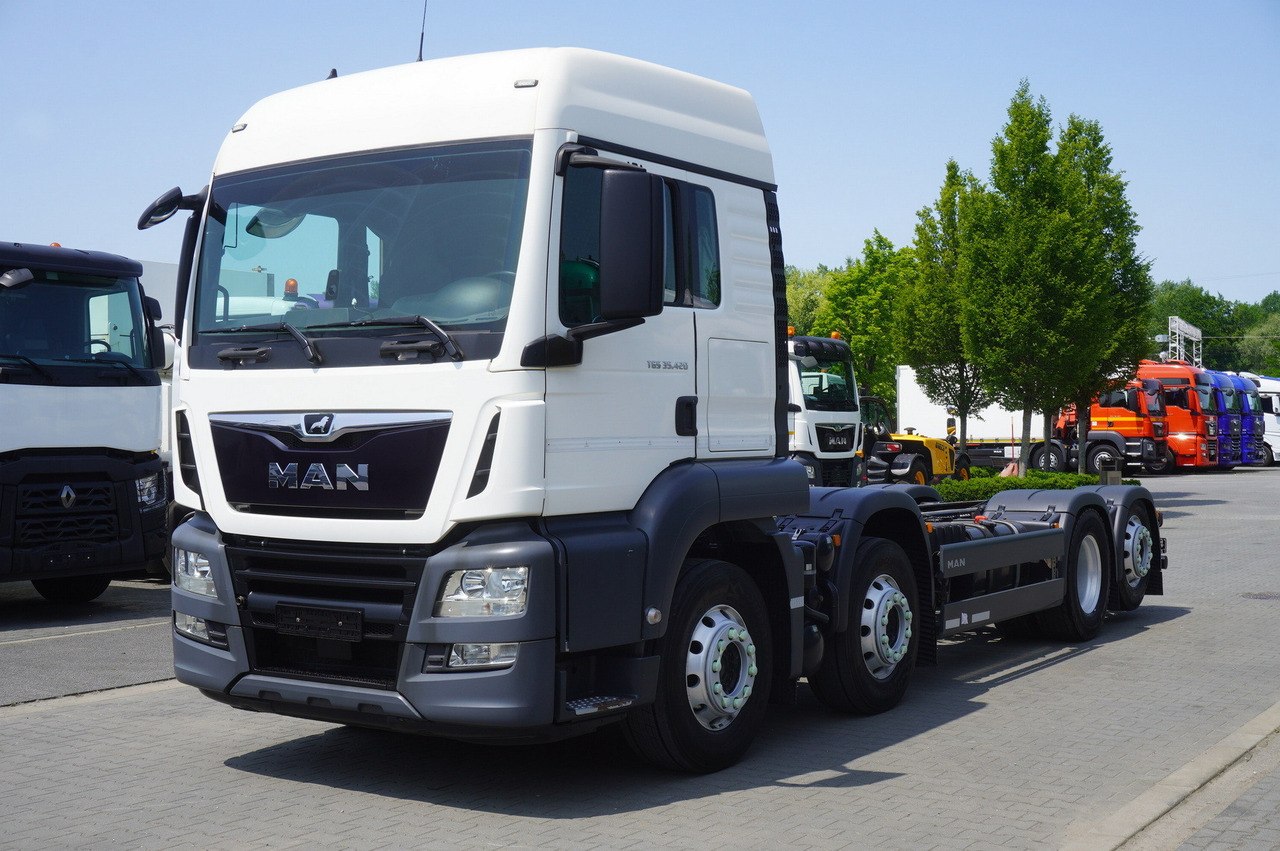 MAN TGS 35.420 8×2 / Chassis 6.4 m / 3 steered axles - Камион со кабинска шасија: слика 2 MAN TGS 35.420 8×2 / Chassis 6.4 m / 3 steered axles - Камион со кабинска шасија: слика 2