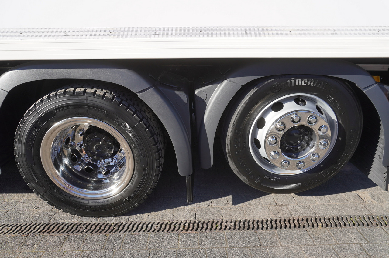 Камион ладилник MAN TGX 26.510 / 2022 / New Lamberet refrigerator bitemperature/ Carrier Supra 1150 MT / 4 units: слика 13