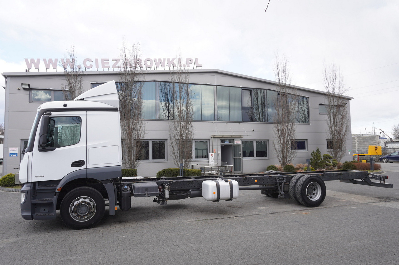 MERCEDES-BENZ Actros 1824 / 9.1 m chassis / sleeping cabin - Камион со кабинска шасија: слика 2 MERCEDES-BENZ Actros 1824 / 9.1 m chassis / sleeping cabin - Камион со кабинска шасија: слика 2