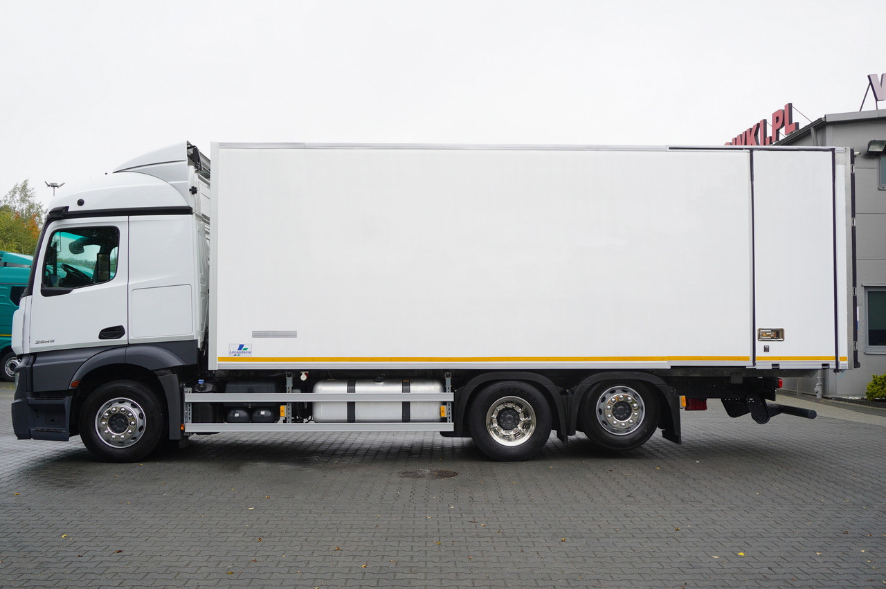 MERCEDES-BENZ Actros 2545 MP5 / Lecapitaine 18 EPAL refrigerator / Bitemperature / Carrier Supra 850 MT / ADR AT - Камион ладилник: слика 2 MERCEDES-BENZ Actros 2545 MP5 / Lecapitaine 18 EPAL refrigerator / Bitemperature / Carrier Supra 850 MT / ADR AT - Камион ладилник: слика 2