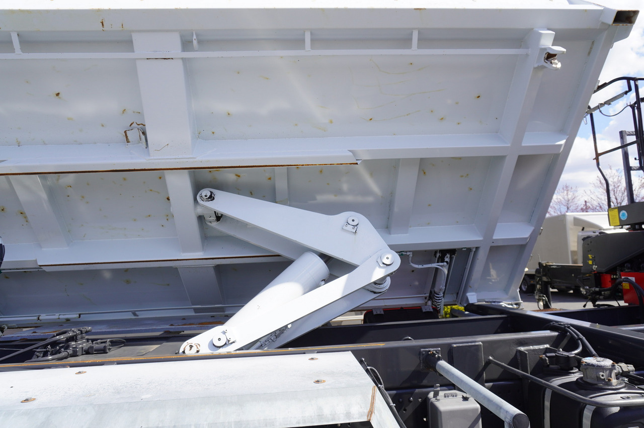 Камион со платформа, Камион со кран MERCEDES-BENZ Actros 2641 6×4 E5 / Crane / Dumper / 110000 km!: слика 21