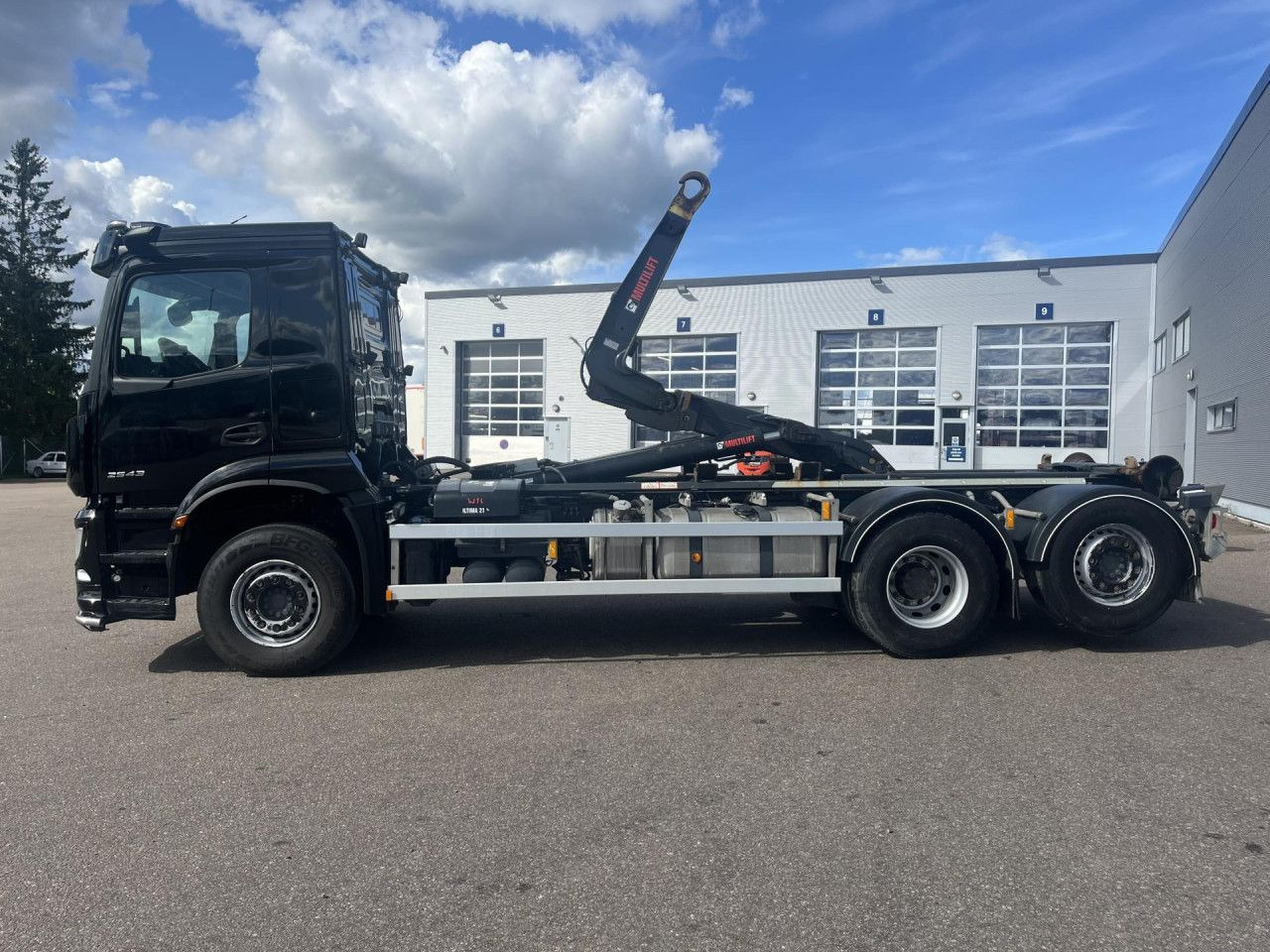 MERCEDES-BENZ Arocs 2543 6x2*4 / 21t Hooklift HIAB ULT21Z56 / 2022 - Камион со кука за подигање: слика 1 MERCEDES-BENZ Arocs 2543 6x2*4 / 21t Hooklift HIAB ULT21Z56 / 2022 - Камион со кука за подигање: слика 1