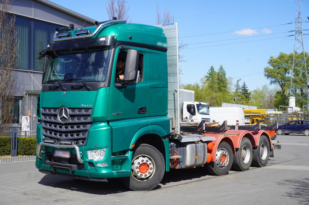 Камион со кабинска шасија за транспорт на дрва Mercedes-Benz Arocs 3563 8 × 4 / 630 HP / steered axle / Logging superstructure: слика 12