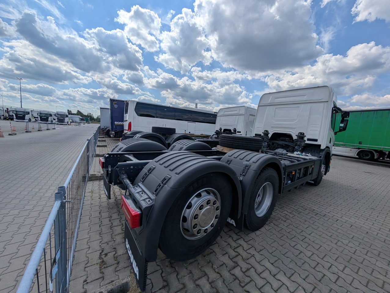SCANIA P 340 B6x2*4NA / chassis frame / steering axle / CNG / large cab / 8 units - Камион со кабинска шасија: слика 4 SCANIA P 340 B6x2*4NA / chassis frame / steering axle / CNG / large cab / 8 units - Камион со кабинска шасија: слика 4