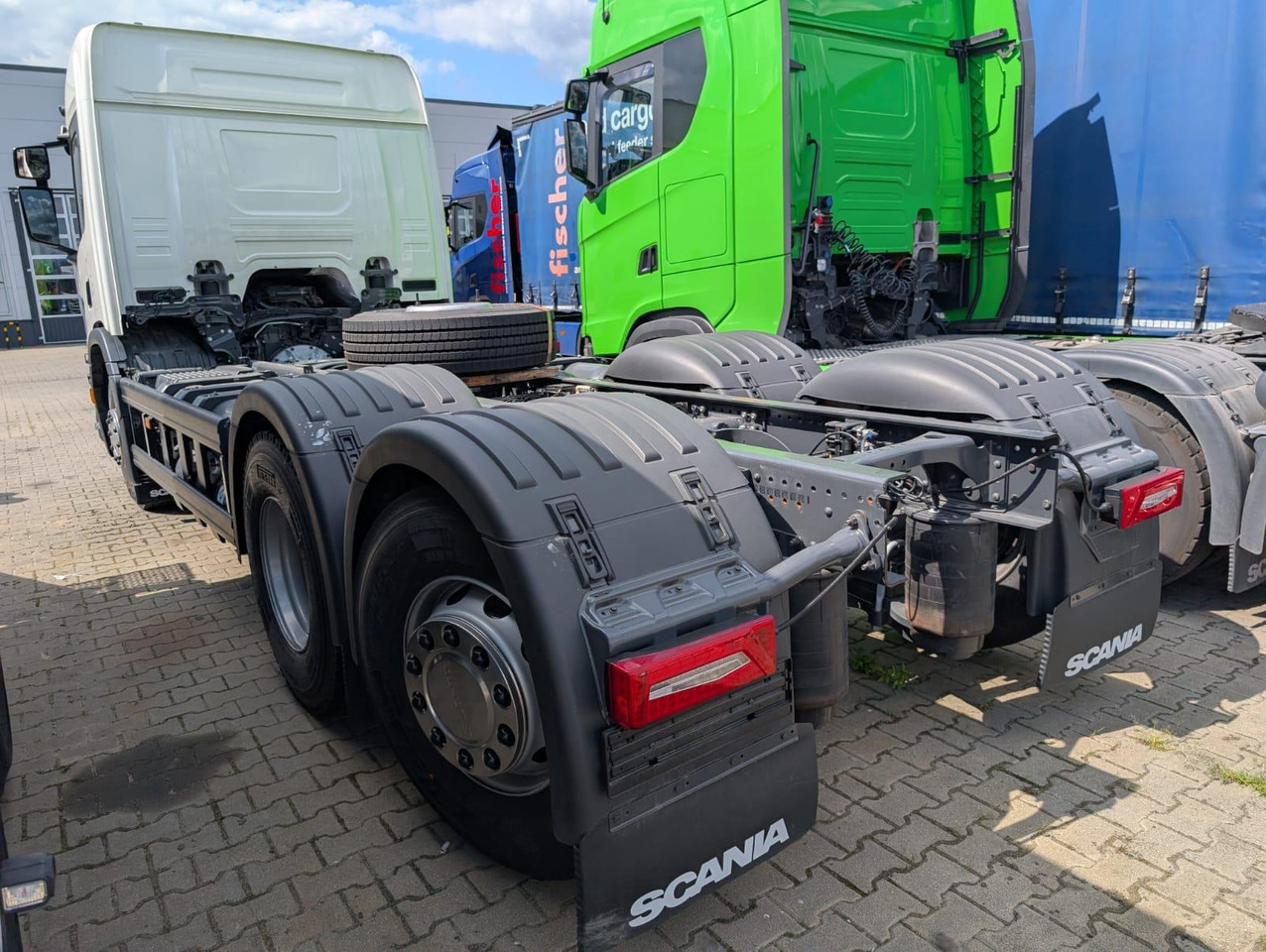 SCANIA P 340 B6x2*4NA / chassis frame / steering axle / CNG / large cab / 8 units - Камион за ѓубре: слика 4 SCANIA P 340 B6x2*4NA / chassis frame / steering axle / CNG / large cab / 8 units - Камион за ѓубре: слика 4