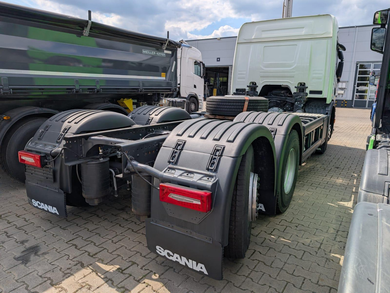 SCANIA P 340 B6x2*4NA / chassis frame / steering axle / CNG / large cab / 8 units - Камион за ѓубре: слика 3 SCANIA P 340 B6x2*4NA / chassis frame / steering axle / CNG / large cab / 8 units - Камион за ѓубре: слика 3