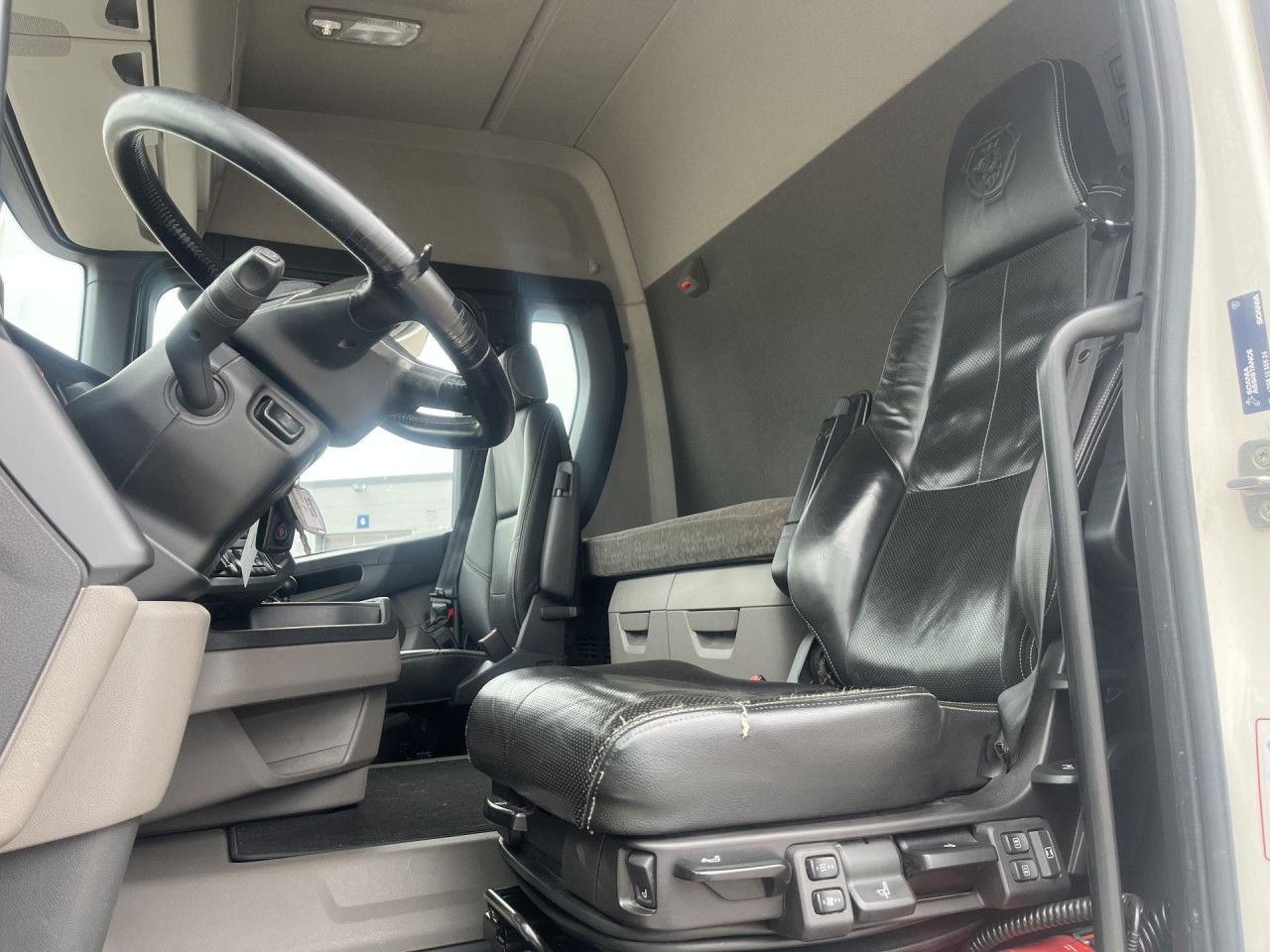 Камион со кран SCANIA R560 B8x4*4 / Chassis / sleeper cab / Power take-off: слика 7