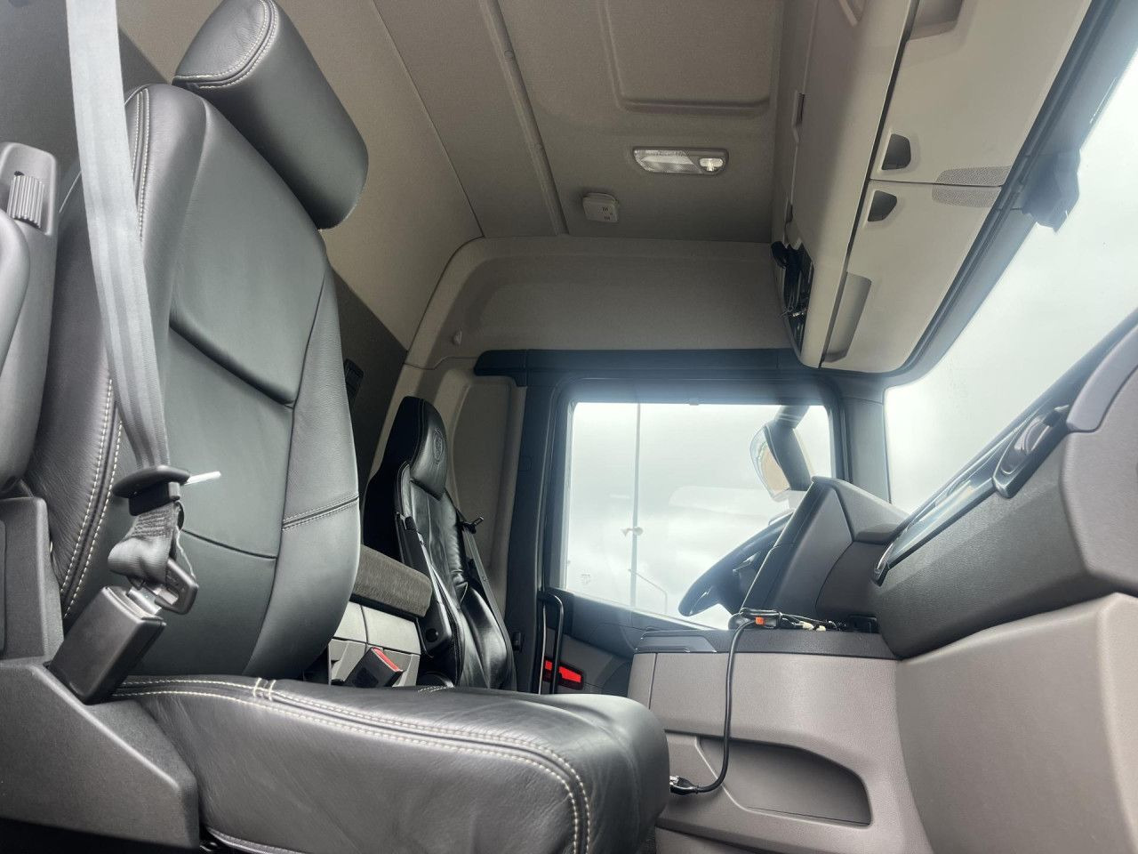 Камион со кран SCANIA R560 B8x4*4 / Chassis / sleeper cab / Power take-off: слика 12