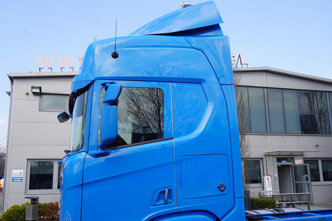 Камион со кабинска шасија SCANIA R650 V8 / 650 HP/ frame 8.8 m / steered 4th axle: слика 12