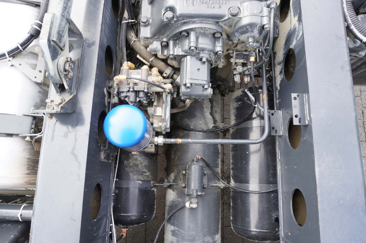 Голем истоварувач/ Камион за камења TATRA Phoenix 8x8 Twin-Steer Quad/A dump truck / 30 tho. km: слика 22