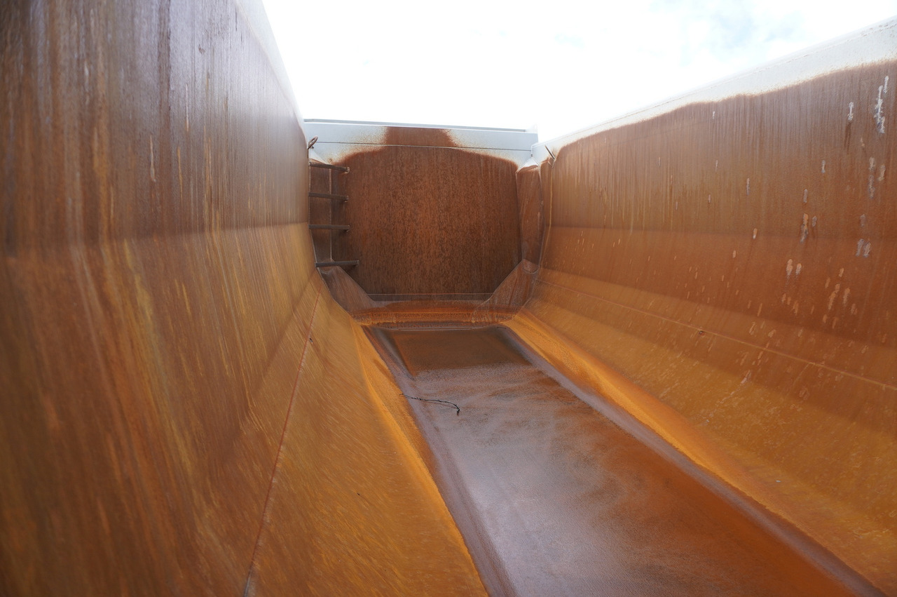 Голем истоварувач/ Камион за камења TATRA Phoenix 8x8 Twin-Steer Quad/A dump truck / 30 tho. km: слика 19