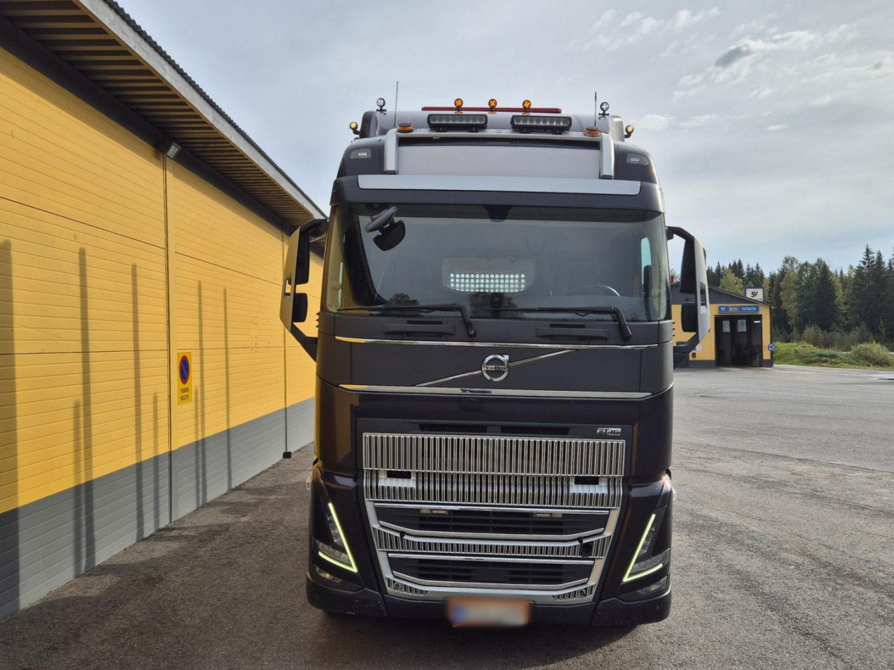 VOLVO FH 750 8x4 / 2 lifted axles / timber truck - Камион за дрва: слика 5 VOLVO FH 750 8x4 / 2 lifted axles / timber truck - Камион за дрва: слика 5