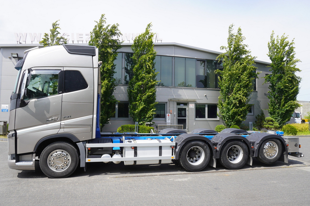 VOLVO FH16 750 8x4x4 / 750 HP! / Frame 685 cm / Steered 4th axle - Камион со кабинска шасија: слика 3 VOLVO FH16 750 8x4x4 / 750 HP! / Frame 685 cm / Steered 4th axle - Камион со кабинска шасија: слика 3