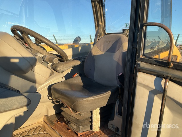 Cat TH350B Telehandler - Телескопски ракувач: слика 5 Cat TH350B Telehandler - Телескопски ракувач: слика 5