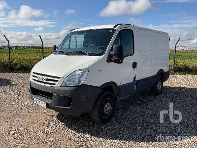 IVECO 35S10 4x2 - Камион сандучар: слика 1 IVECO 35S10 4x2 - Камион сандучар: слика 1