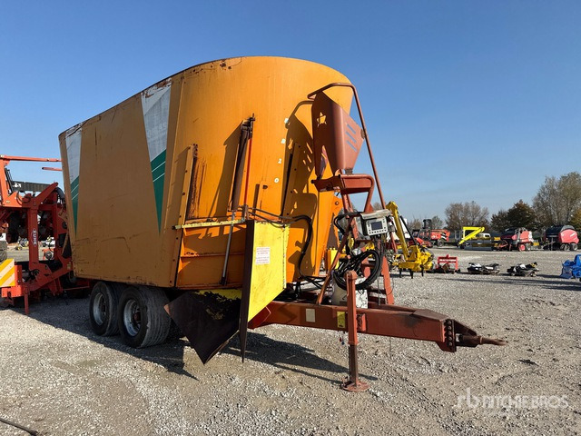 2011 California MC35 Feed Wagon - Вагон за мешање сточна храна: слика 2 2011 California MC35 Feed Wagon - Вагон за мешање сточна храна: слика 2