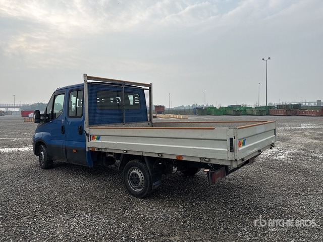 2015 Iveco Daily 33-110 Crew Cab Flatbed Truck - Комбе со отворен сандак: слика 1 2015 Iveco Daily 33-110 Crew Cab Flatbed Truck - Комбе со отворен сандак: слика 1