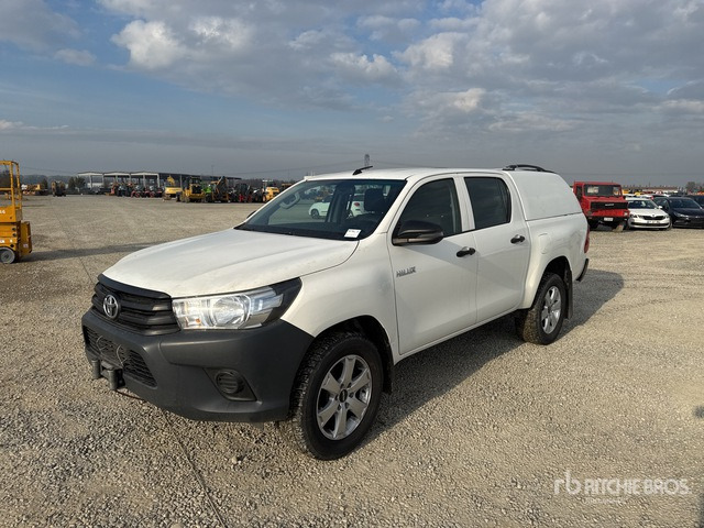 2020 Toyota Hilux Crew Cab Pickup - Пикап: слика 1 2020 Toyota Hilux Crew Cab Pickup - Пикап: слика 1