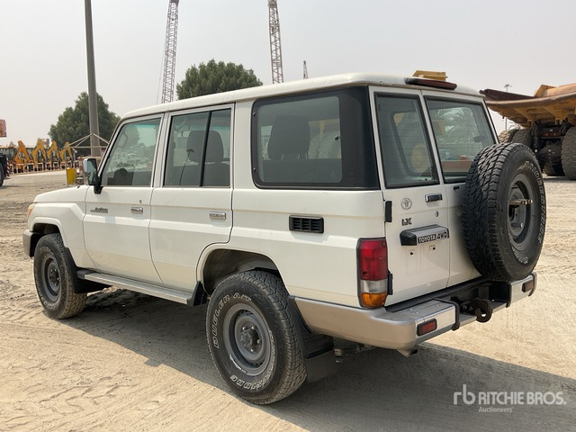 2011 Toyota Land Cruiser LX 76R 4x4 SUV - SUV: слика 4 2011 Toyota Land Cruiser LX 76R 4x4 SUV - SUV: слика 4