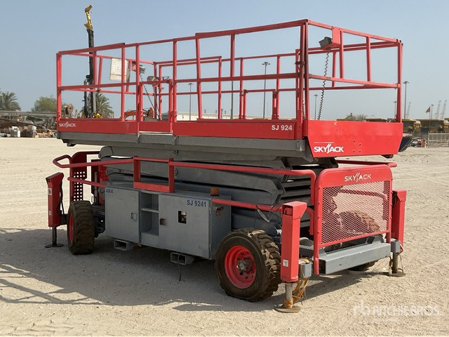 2012 Skyjack SJ9241 4x4 Diesel Scissor Lift - Кревач ножица: слика 4 2012 Skyjack SJ9241 4x4 Diesel Scissor Lift - Кревач ножица: слика 4