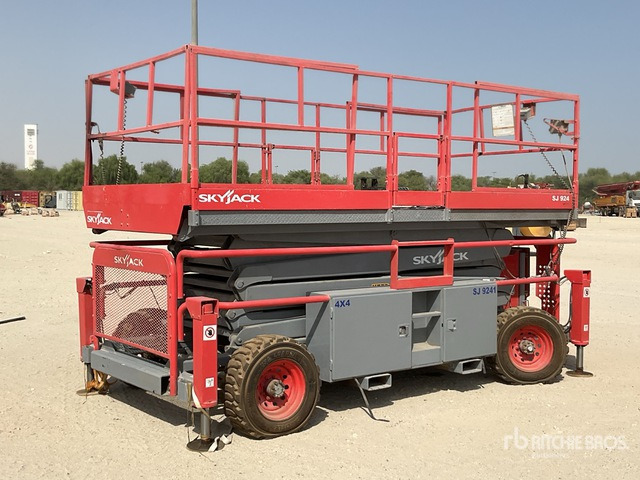 2012 Skyjack SJ9241 4x4 Diesel Scissor Lift - Кревач ножица: слика 3 2012 Skyjack SJ9241 4x4 Diesel Scissor Lift - Кревач ножица: слика 3