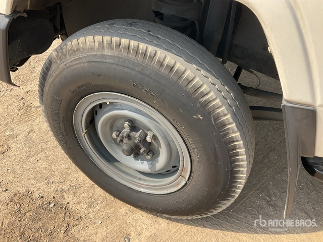 2013 Toyota Land Cruiser 78L 4x4 SUV - SUV: слика 5 2013 Toyota Land Cruiser 78L 4x4 SUV - SUV: слика 5