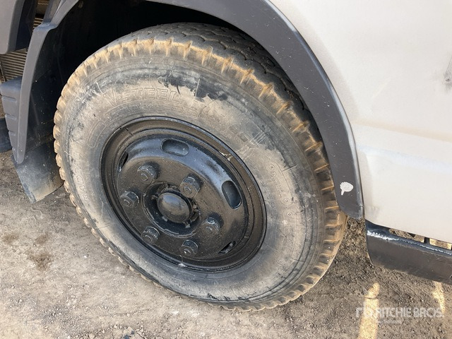 2014 Mitsubishi 4x2 Crew Cab Flatbed Truck - Камион со платформа: слика 5 2014 Mitsubishi 4x2 Crew Cab Flatbed Truck - Камион со платформа: слика 5