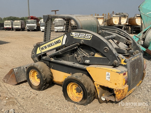 2014 New Holland L225 (Inoperable) Skid Steer Loader - Компактен натоварувач: слика 3 2014 New Holland L225 (Inoperable) Skid Steer Loader - Компактен натоварувач: слика 3