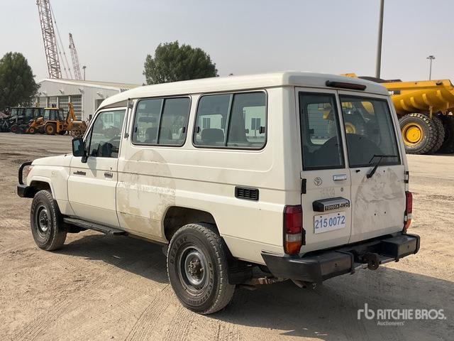 2014 Toyota Land Cruiser 78L 4x4 SUV - SUV: слика 4 2014 Toyota Land Cruiser 78L 4x4 SUV - SUV: слика 4