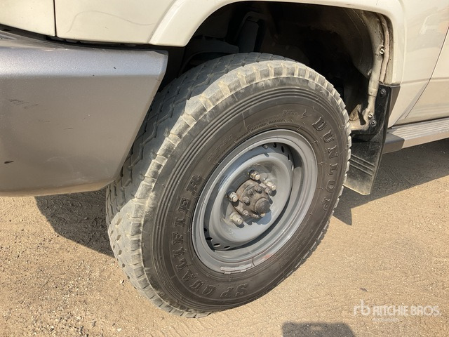 2014 Toyota Land Cruiser LX 76L 4x4 SUV - SUV: слика 5 2014 Toyota Land Cruiser LX 76L 4x4 SUV - SUV: слика 5