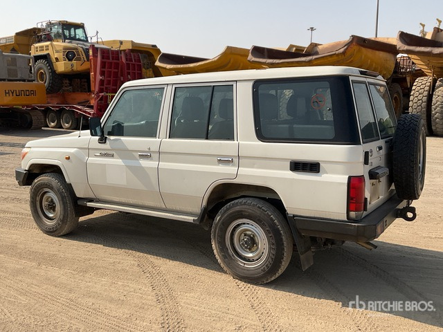 2016 Toyota Land Cruiser 76R 4x4 SUV - SUV: слика 3 2016 Toyota Land Cruiser 76R 4x4 SUV - SUV: слика 3