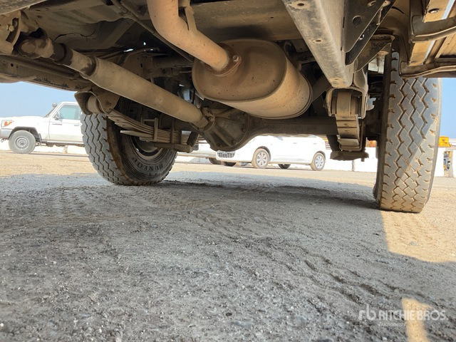 2016 Toyota Land Cruiser 76R 4x4 SUV - SUV: слика 5 2016 Toyota Land Cruiser 76R 4x4 SUV - SUV: слика 5