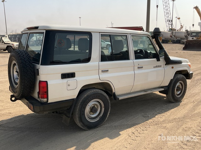 2016 Toyota Land Cruiser 76R 4x4 SUV - SUV: слика 2 2016 Toyota Land Cruiser 76R 4x4 SUV - SUV: слика 2