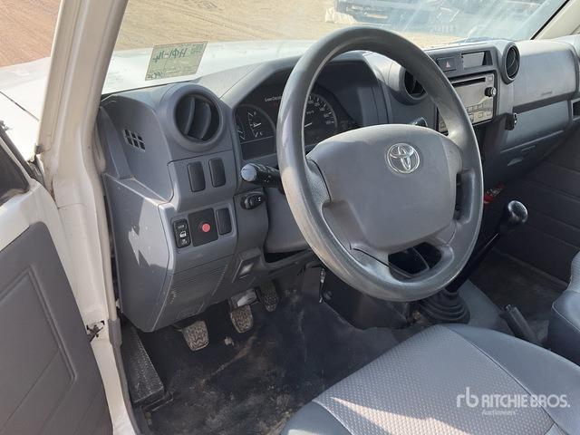 2016 Toyota Land Cruiser 79L 4x4 Crew Cab Pickup - Пикап: слика 5 2016 Toyota Land Cruiser 79L 4x4 Crew Cab Pickup - Пикап: слика 5