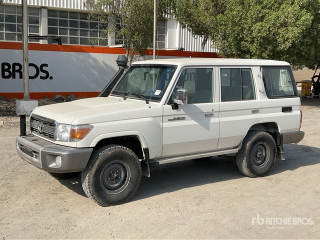 2018 Toyota Land Cruiser LX 76L 4x4 SUV - SUV: слика 1 2018 Toyota Land Cruiser LX 76L 4x4 SUV - SUV: слика 1
