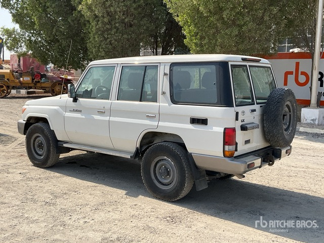 2018 Toyota Land Cruiser LX 76L 4x4 SUV - SUV: слика 4 2018 Toyota Land Cruiser LX 76L 4x4 SUV - SUV: слика 4