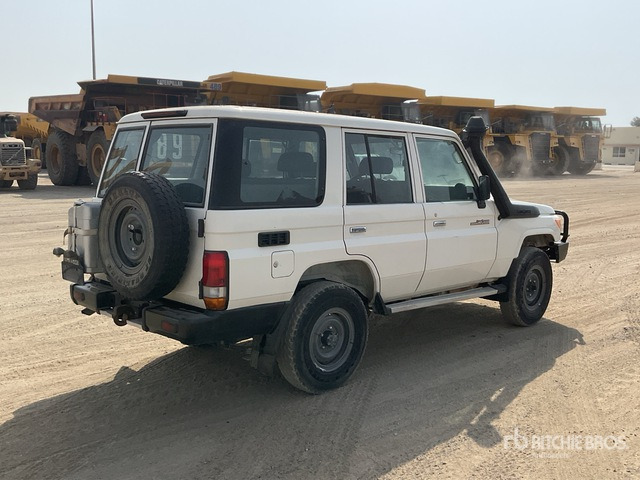 2021 Toyota Land Cruiser 76L 4x4 SUV - SUV: слика 4 2021 Toyota Land Cruiser 76L 4x4 SUV - SUV: слика 4