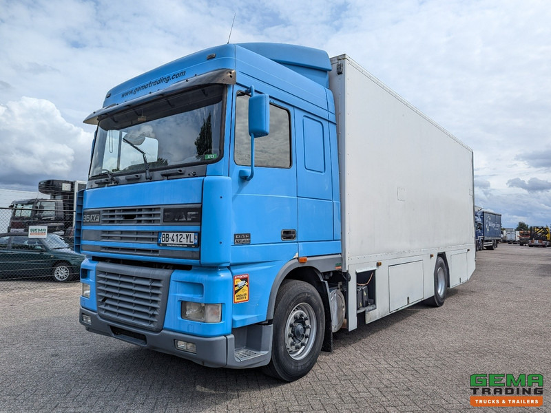 DAF XF95.430 4x2 Spacecab Euro2 - Retarder - Geslotenbak 7.7m - Handgeschakeld - Vangmuil - Камион сандучар: слика 1 DAF XF95.430 4x2 Spacecab Euro2 - Retarder - Geslotenbak 7.7m - Handgeschakeld - Vangmuil - Камион сандучар: слика 1