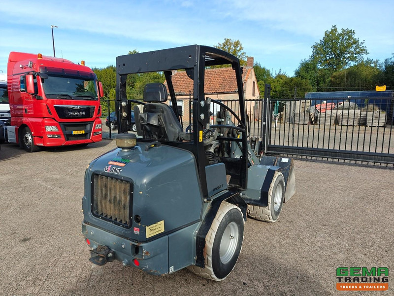 Giant V452T 3585 uren - Wiellader - Landbouw Kenteken - Vangmuil - Grondbak - Non-Marking Banden - Компактен натоварувач со гасеници: слика 3 Giant V452T 3585 uren - Wiellader - Landbouw Kenteken - Vangmuil - Grondbak - Non-Marking Banden - Компактен натоварувач со гасеници: слика 3