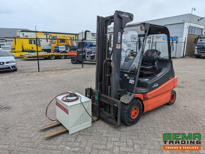 Linde E30 02 - 4058 uur - Duplex Mast - Volrubber Banden - Eurotron 80V-80A Oplader (M34) - Електричен вилушкар: слика 1 Linde E30 02 - 4058 uur - Duplex Mast - Volrubber Banden - Eurotron 80V-80A Oplader (M34) - Електричен вилушкар: слика 1