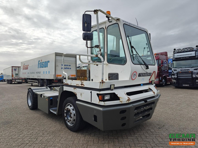 Terberg YT222 Gereviseerde Allison Versnellingsbak - Schotel 27T - Vangmuil - Cummins - Landbouw Kenteken 40km/h - Трактор на терминалот: слика 2 Terberg YT222 Gereviseerde Allison Versnellingsbak - Schotel 27T - Vangmuil - Cummins - Landbouw Kenteken 40km/h - Трактор на терминалот: слика 2